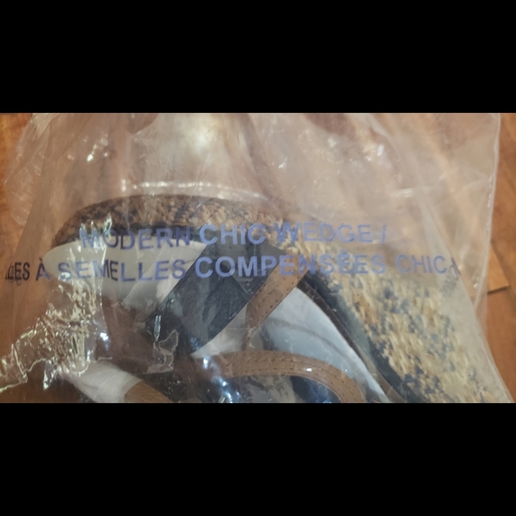 New Navy & Tan Wedge chic sandals women's size 7 - Picture 4 of 10